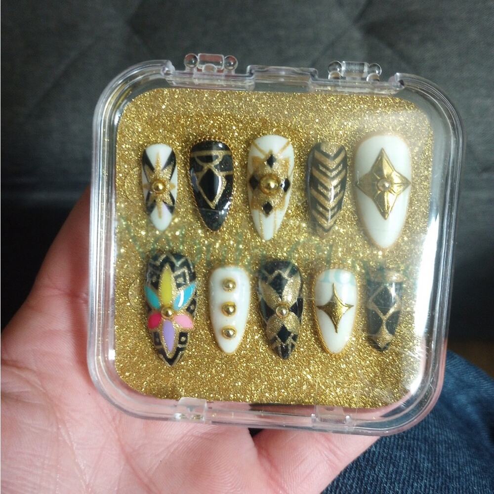 K-pop demon hunter rumi nails